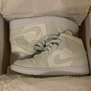 Authentic Nike Jordan 1 Mid Spruce Aura Women’s 7.5